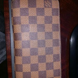 Louis Vuitton Zippy wallet in Damier Ebene